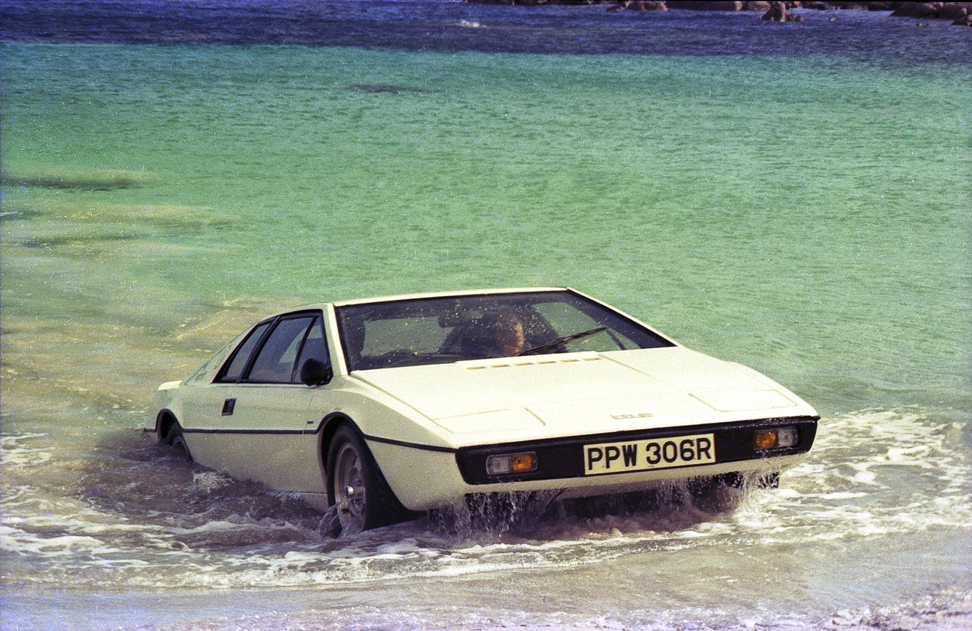001933_y_Bond-filming