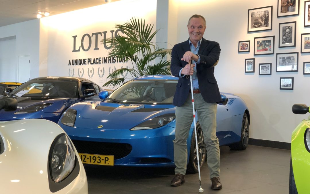 Hein is blind, maar kocht toch een Lotus Evora!